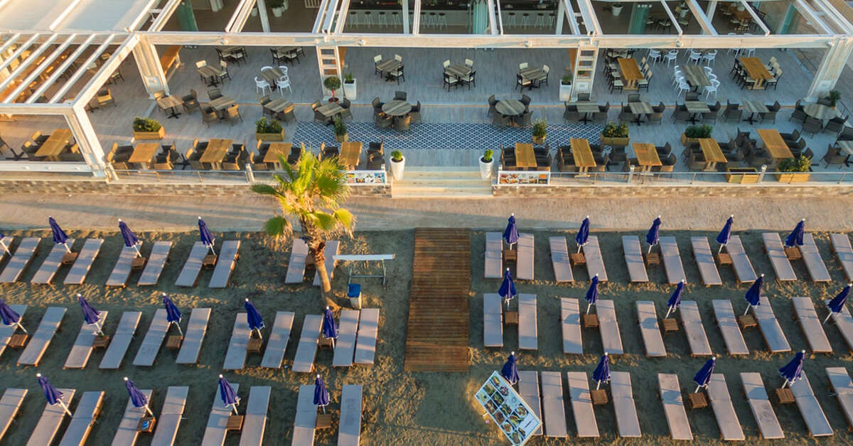 Een foto van het strand bij Mandala Seafront Suites