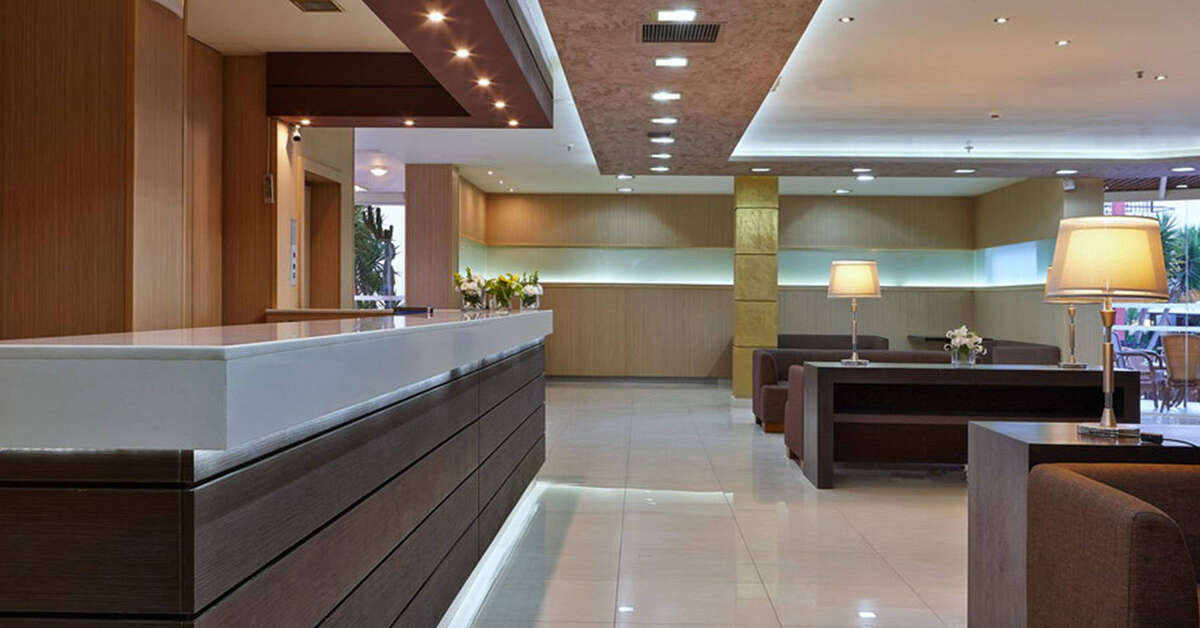 Een foto van het interieur van St Constantin