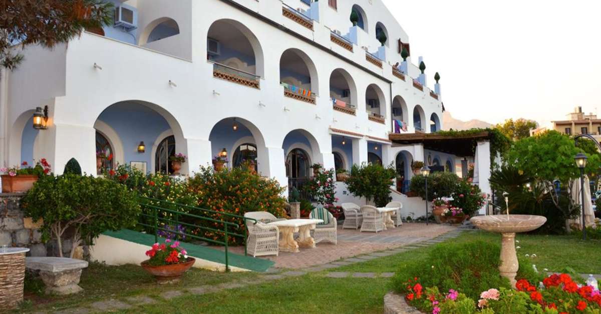 Een foto van de buitenkant van Arathena Rocks Hotel