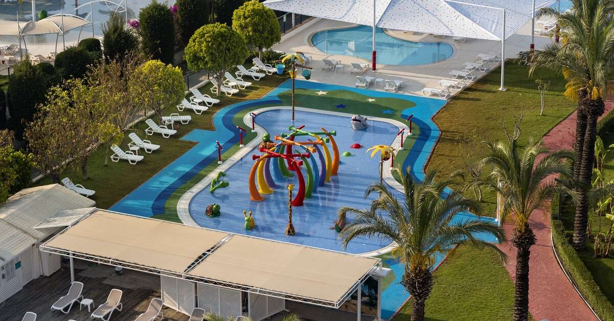 Een foto van het zwembad bij Miracle Resort Hotel