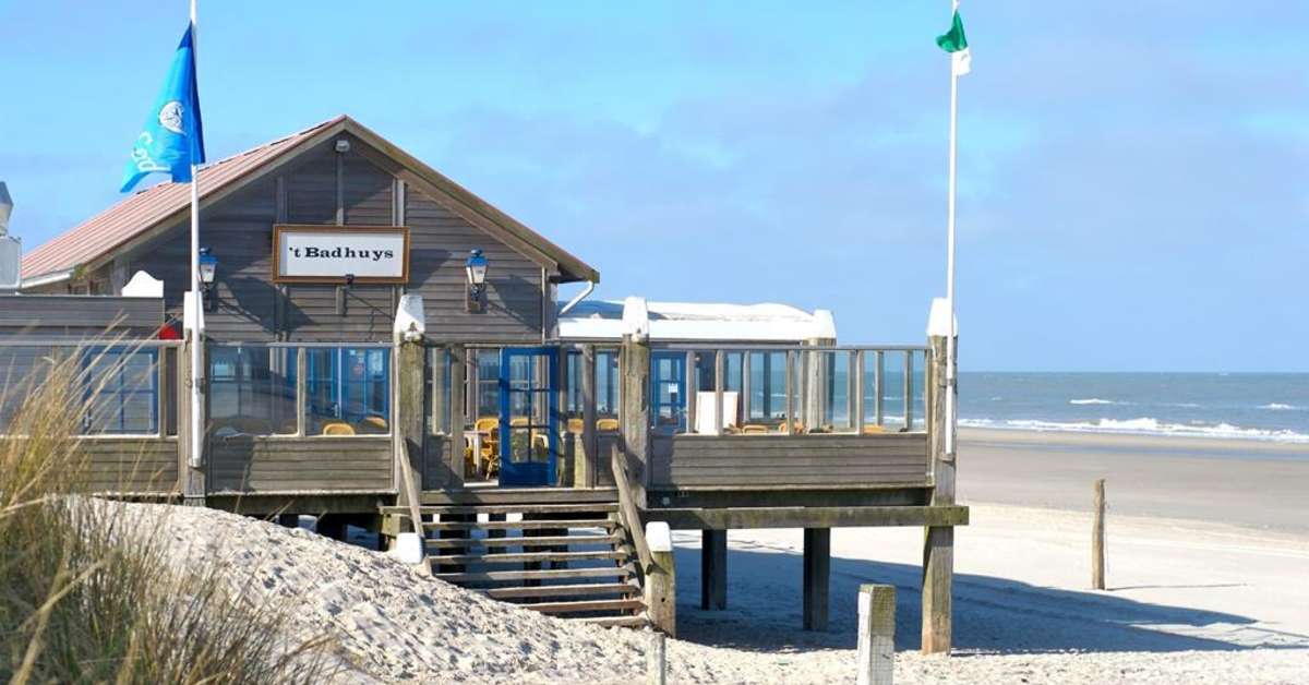Een foto van de buitenkant van WestCord Strandhotel Seeduyn