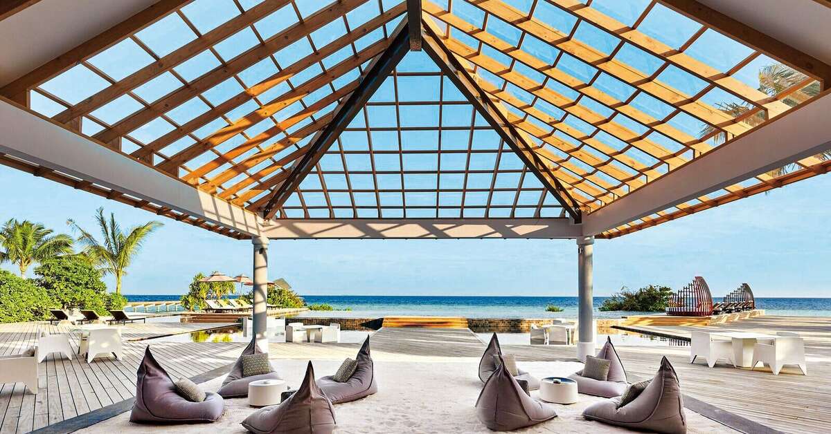 Een foto van het terras bij NH Collection Maldives Havodda Resort