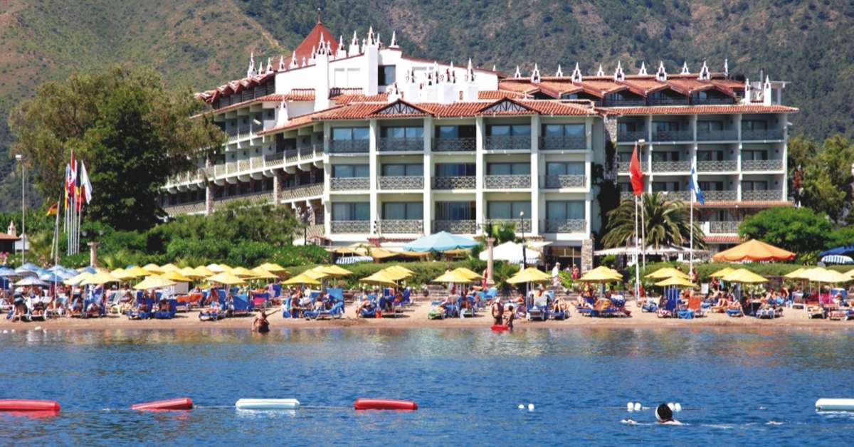 Een foto van de buitenkant van Hotel Marti La Perla