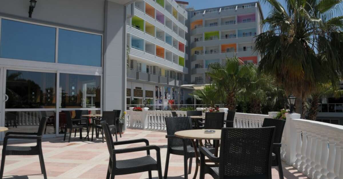 Een foto van het terras bij Mira Meridia Beach Hotel