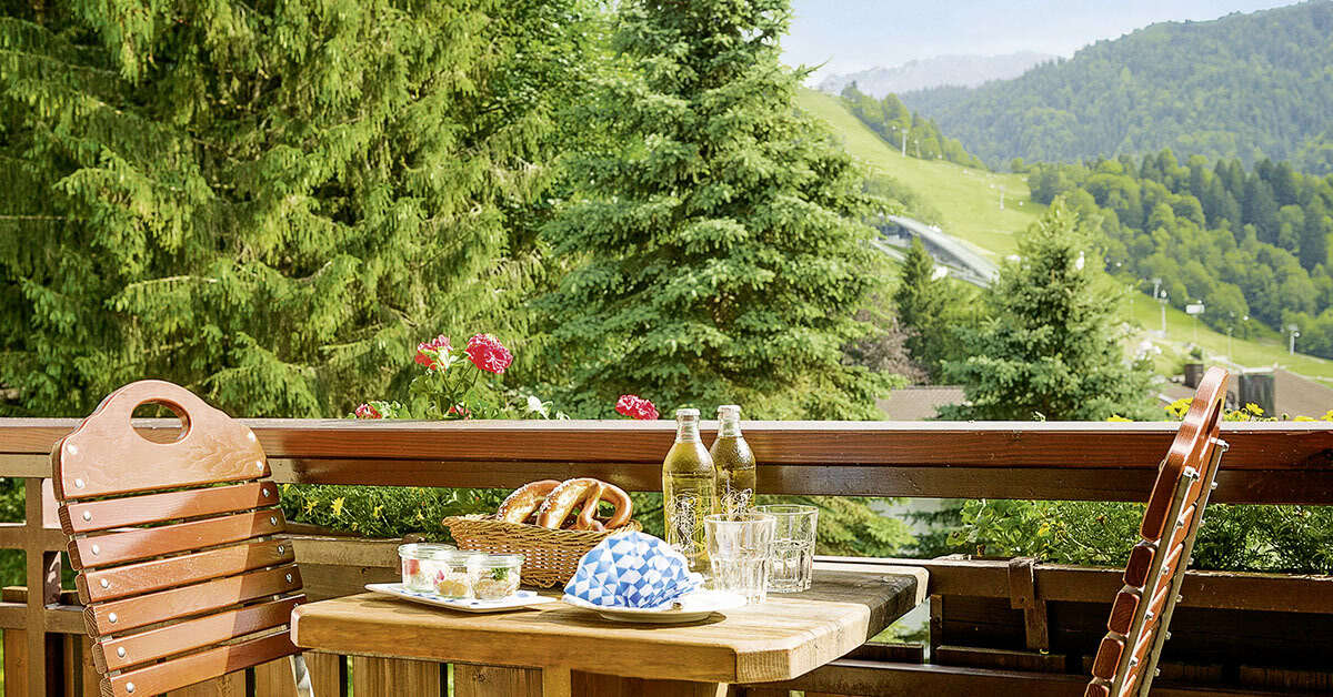 Een foto van het terras bij Sporthotel Garmisch-Partenkirchen