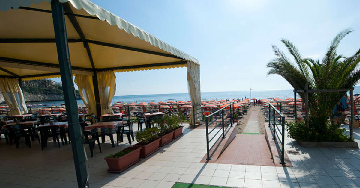 Een foto van het terras bij Hotel Degli Aranci Vieste
