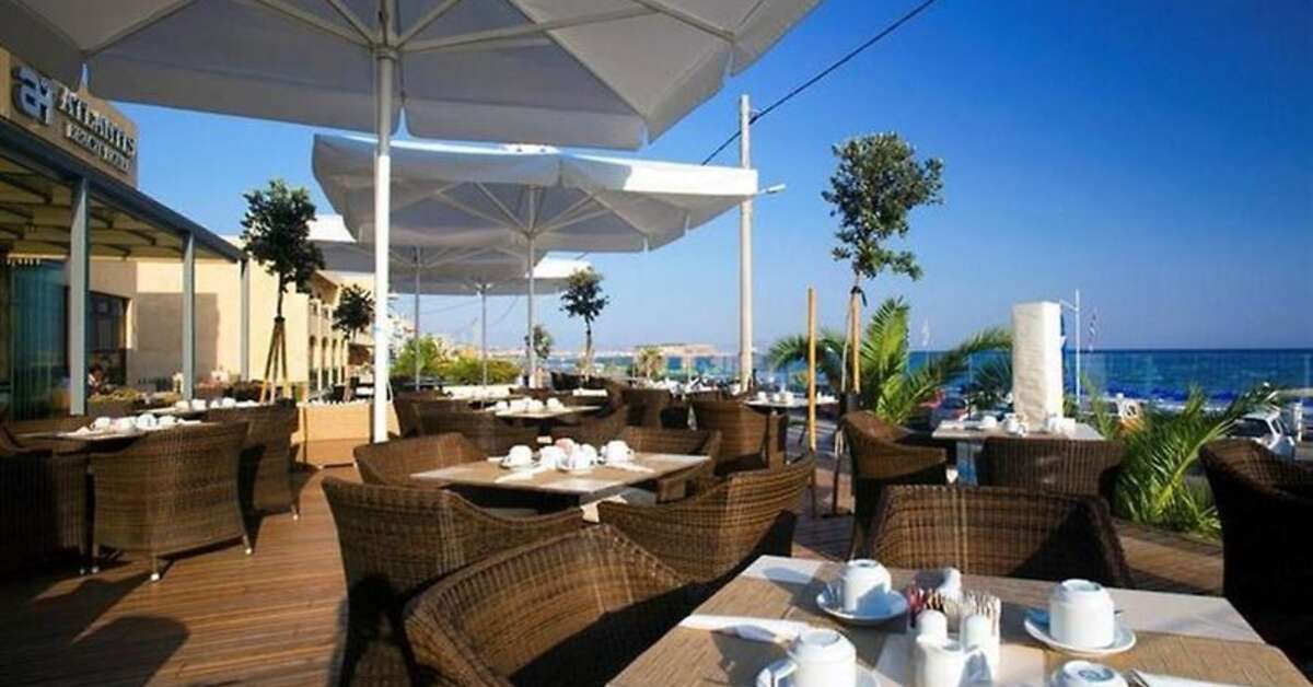 Een foto van het terras bij Atlantis Beach Hotel