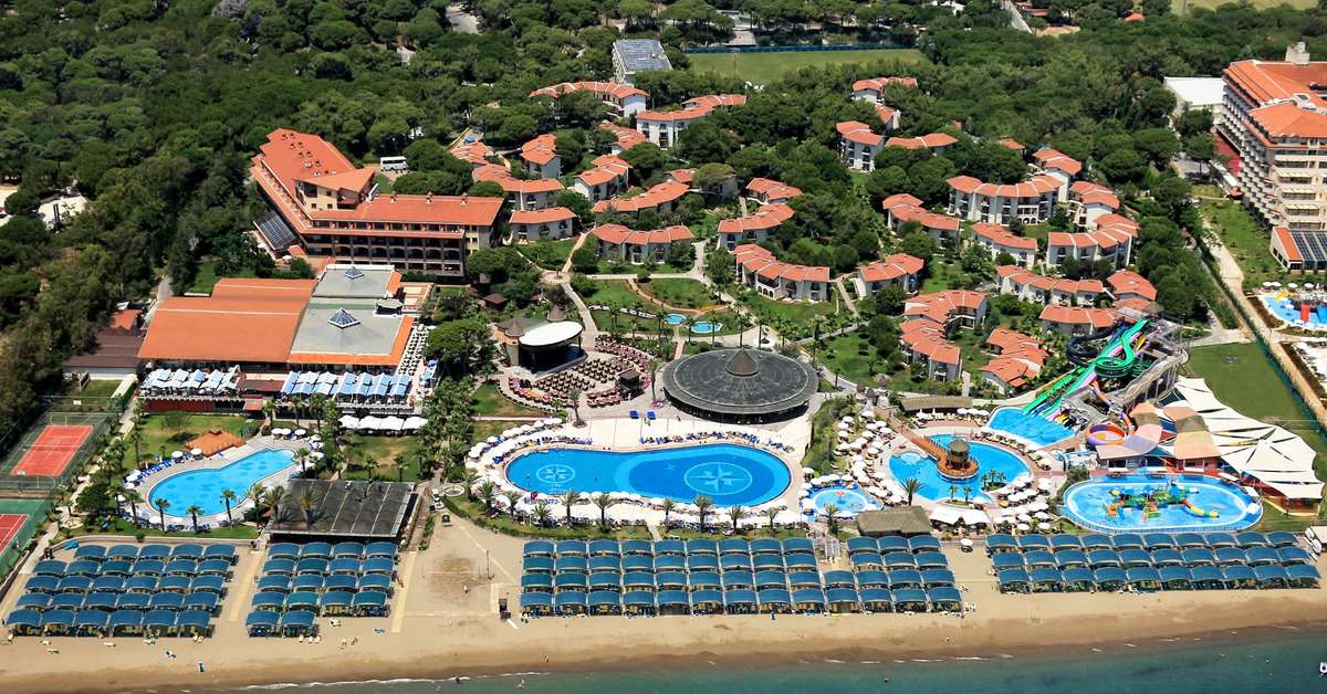 Een foto van het zwembad bij Papillon Belvil Resort & Spa