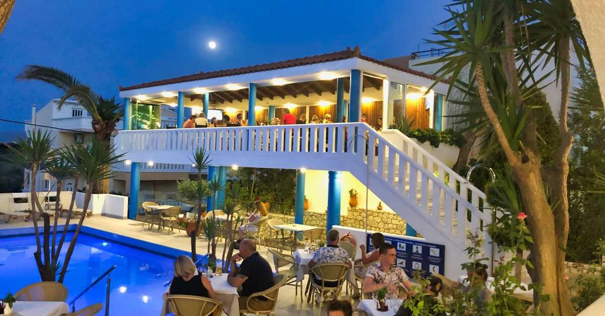 Een foto van het terras bij Folia Appartementen