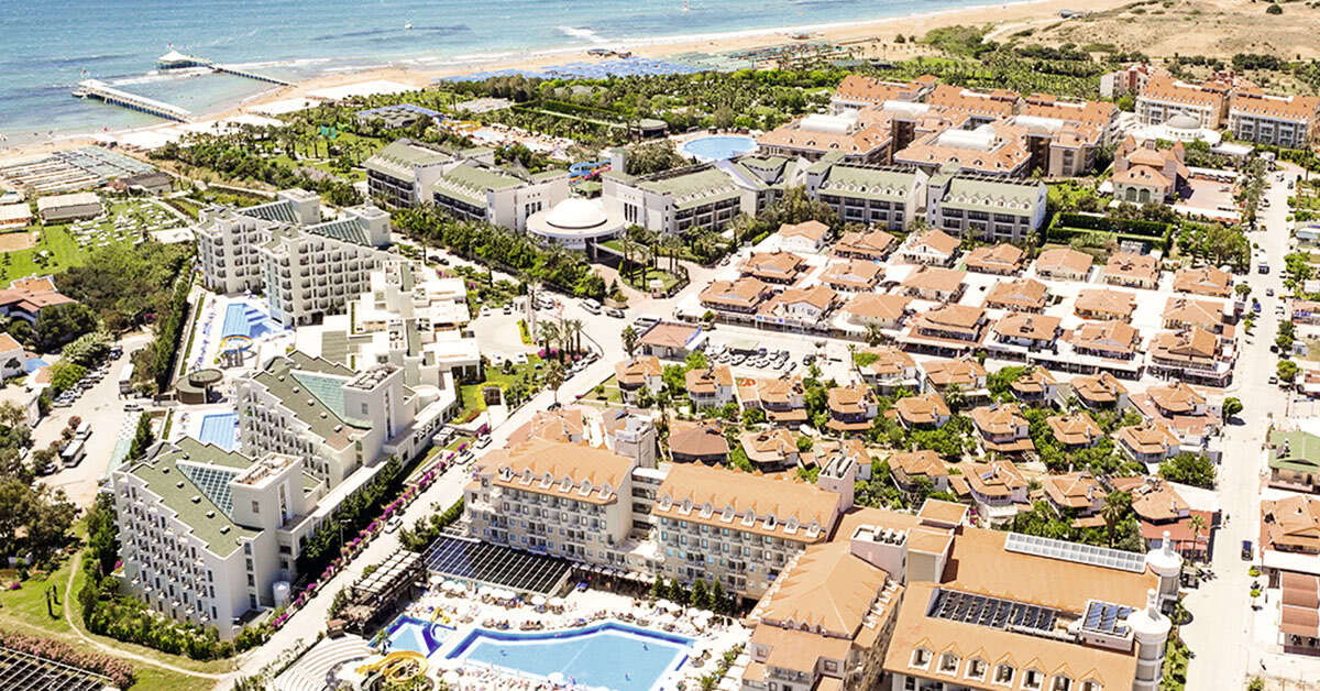 Een foto van de buitenkant van Side Aluna Hotel