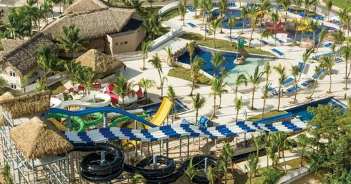 Een foto van het zwembad bij Royalton Punta Cana