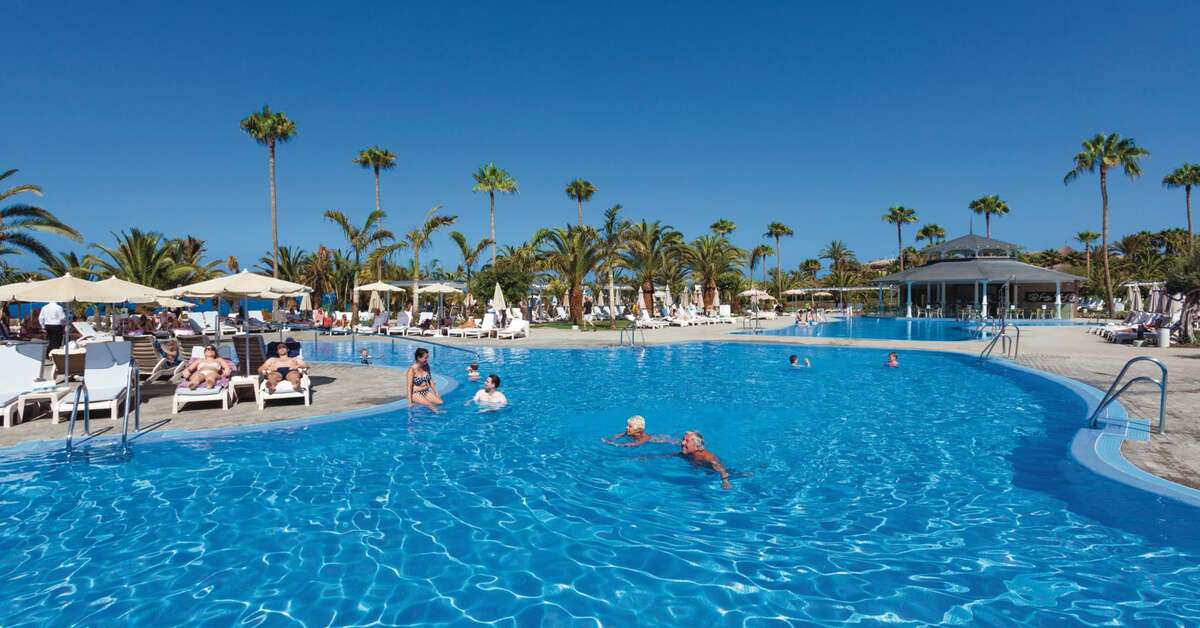 Een foto van het zwembad bij Riu Palace Tenerife