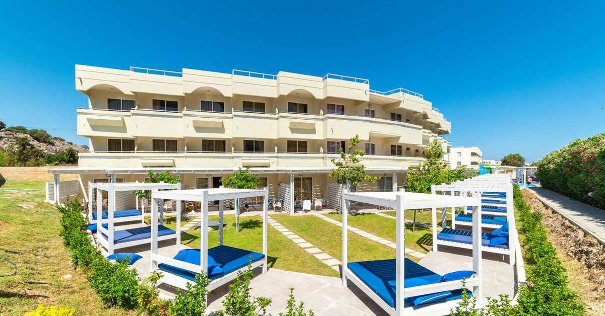 Een foto van het terras bij Delfinia Resort