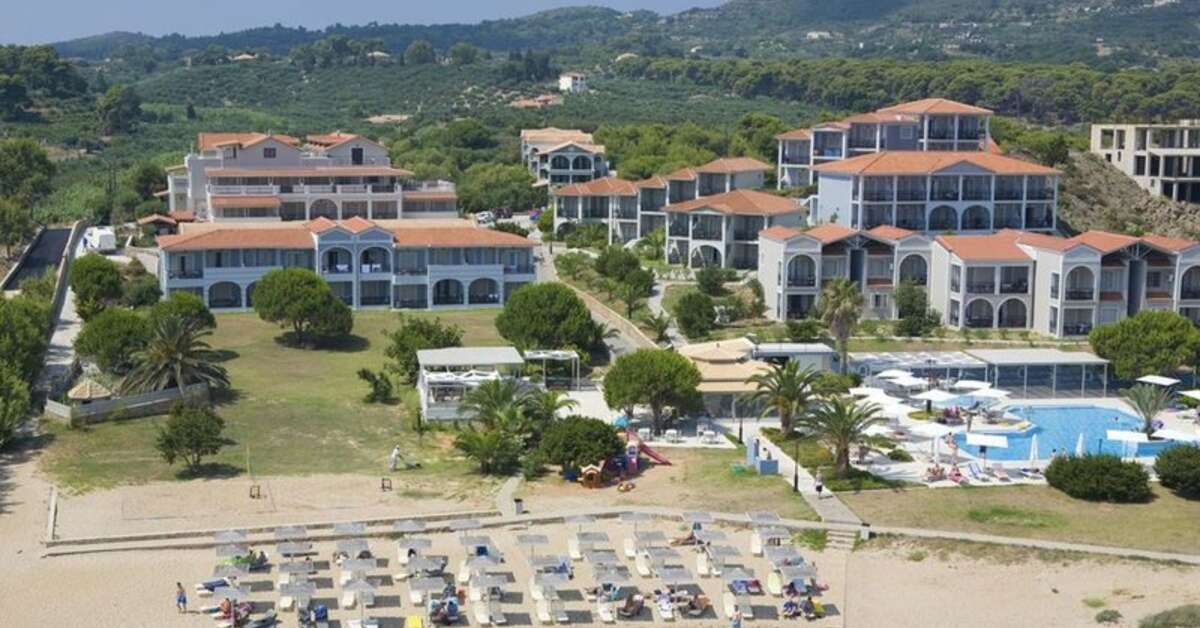 Een foto van de buitenkant van The Bay Hotel & Suites