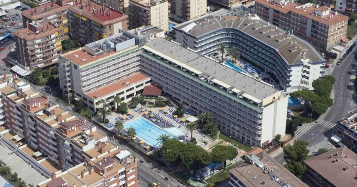Een foto van de buitenkant van Hotel GHT Oasis Park & Spa