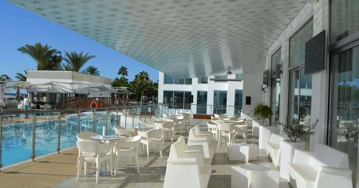 Een foto van het terras bij Vassos Nissi Plage Hotel