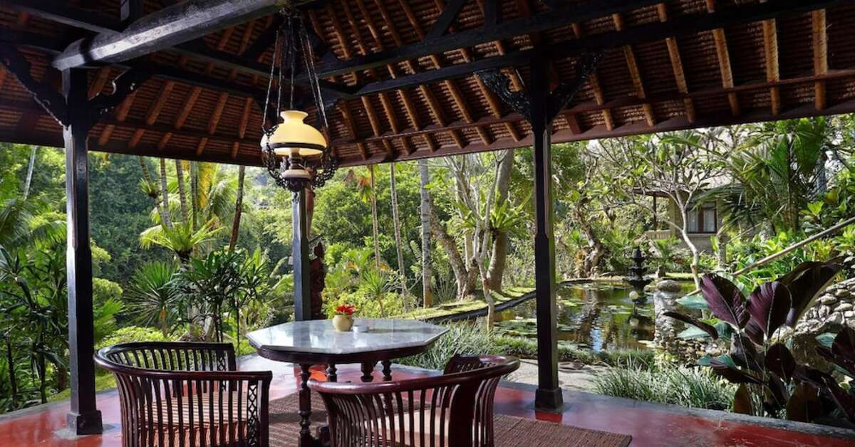 Een foto van het terras bij Hotel Tjampuhan & Spa