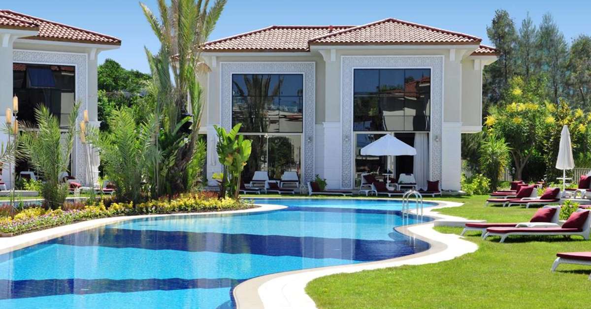 Een foto van het zwembad bij Paloma Oceana Resort