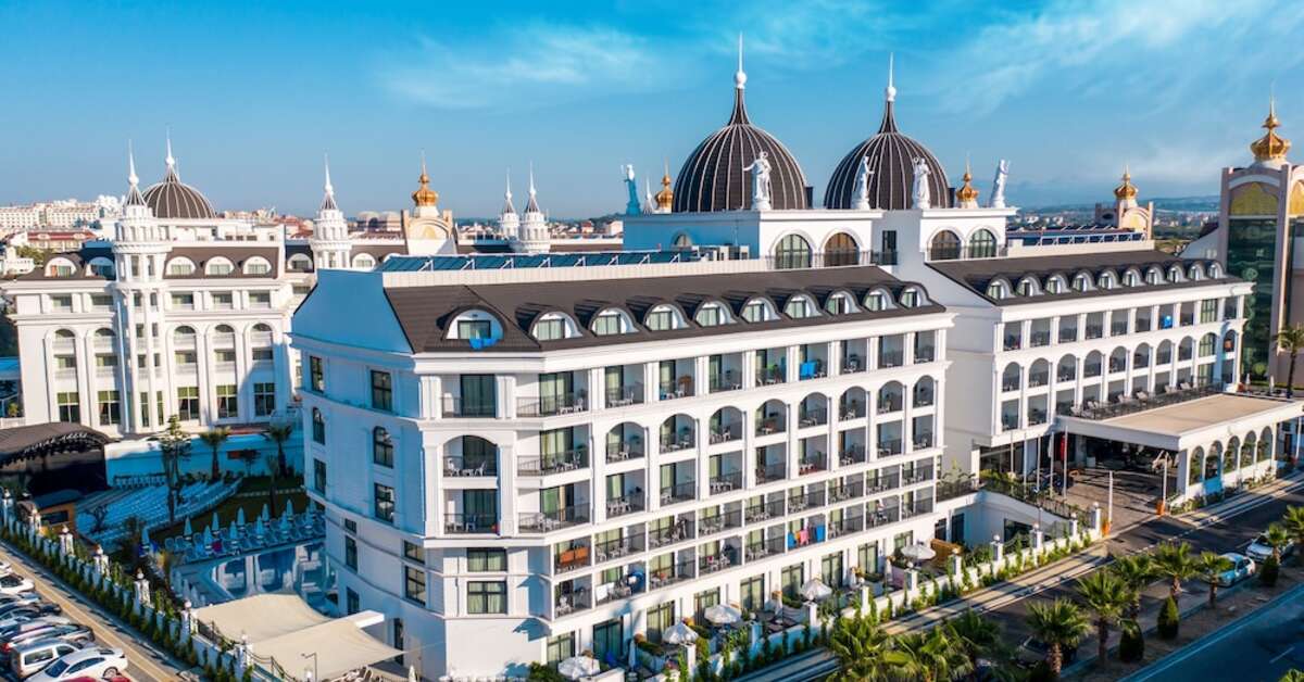 Een foto van de buitenkant van Side Royal Style Hotel