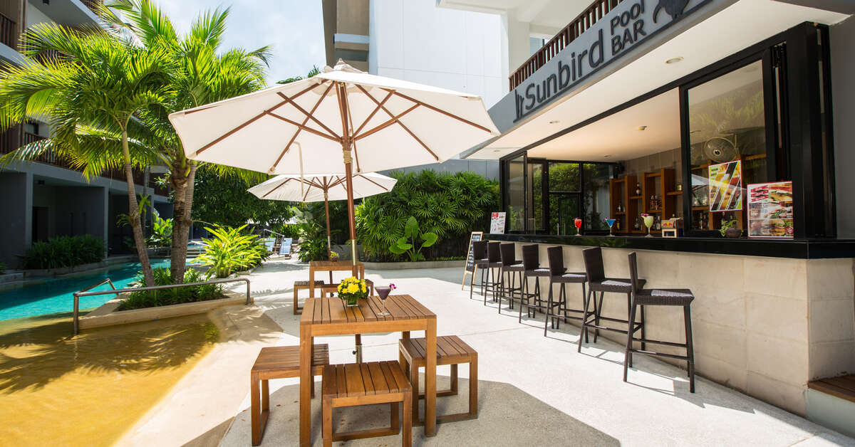 Een foto van het terras bij Deevana Plaza Krabi Aonang