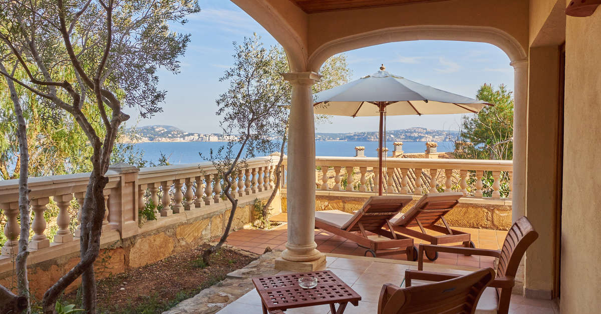 Ein Foto von der Terrasse im Petit Cala Fornells Hotel