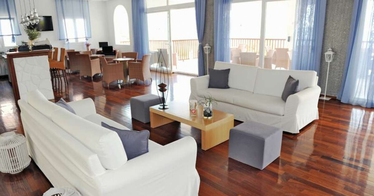 Een foto van het interieur van Naftilos Boutique Hotel