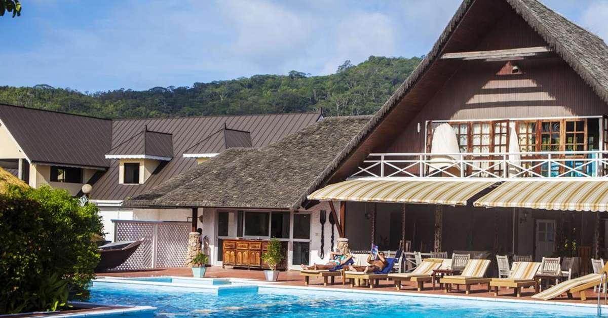 Een foto van het zwembad bij La Digue Island Lodge