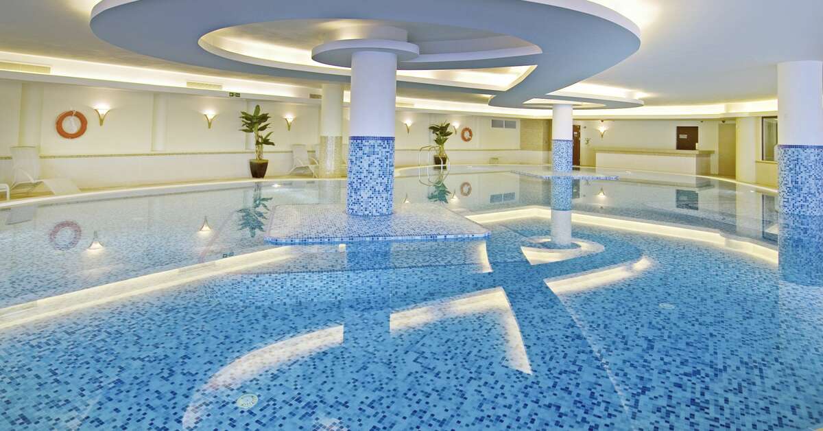 Een foto van het zwembad bij Grand Hotel Excelsior