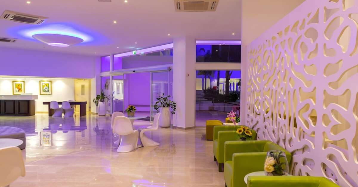 Een foto van het interieur van Limanaki Beach Hotel