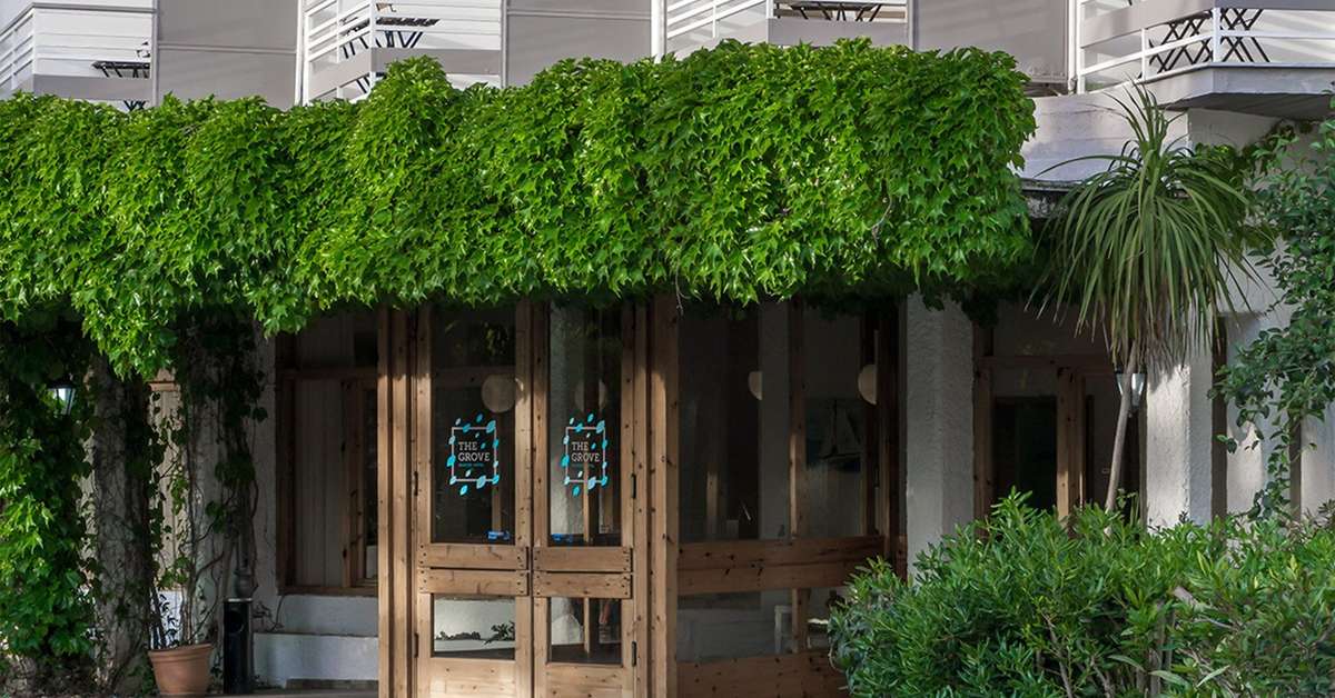 Een foto van de buitenkant van The Grove Seaside Hotel