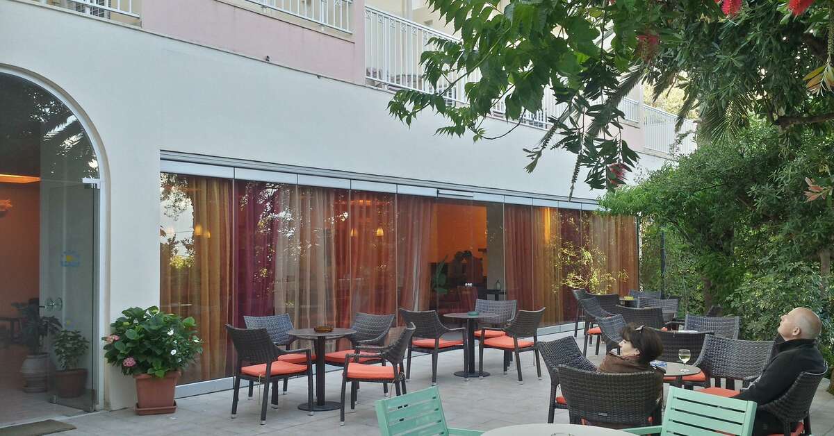 Een foto van het terras bij Ipsos Beach Hotel