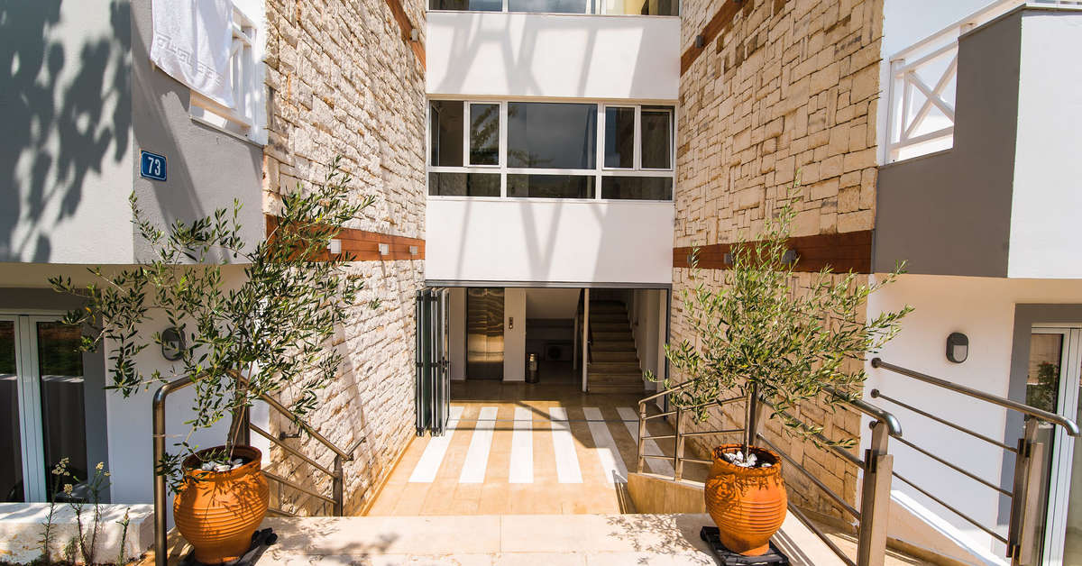 Een foto van de buitenkant van Vagelis Comfort Appartementen