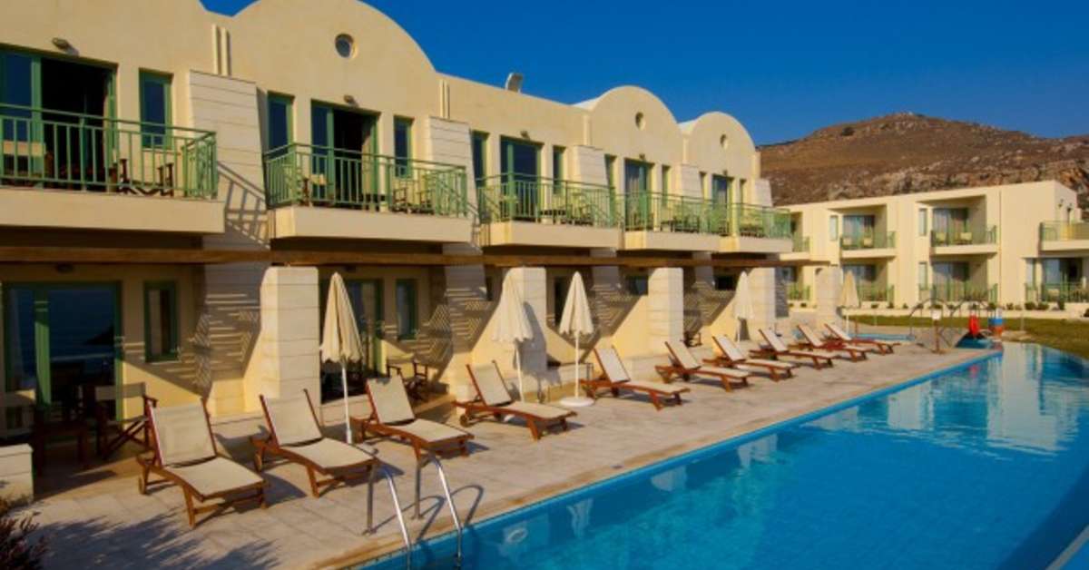 Een foto van het zwembad bij Giannoulis Grand Bay Beach Resort