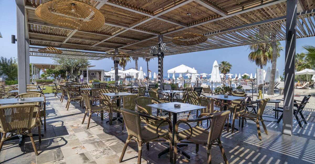 Ein Foto von der Terrasse im Flora Garden Beach Hotel