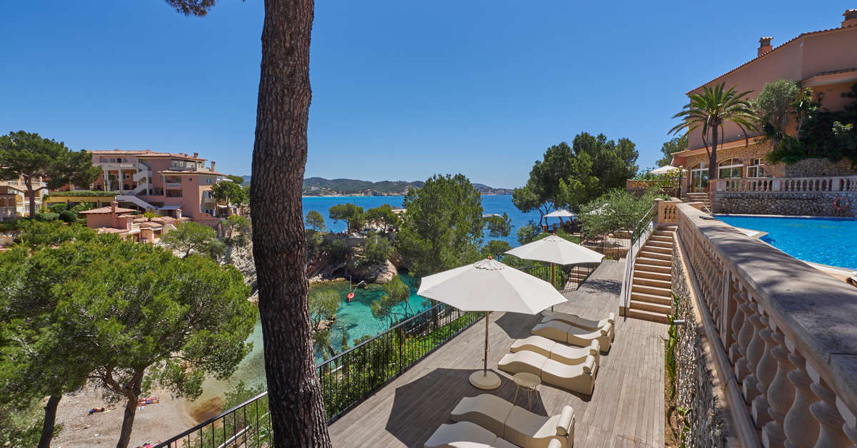 Ein Foto von der Terrasse im Petit Cala Fornells Hotel