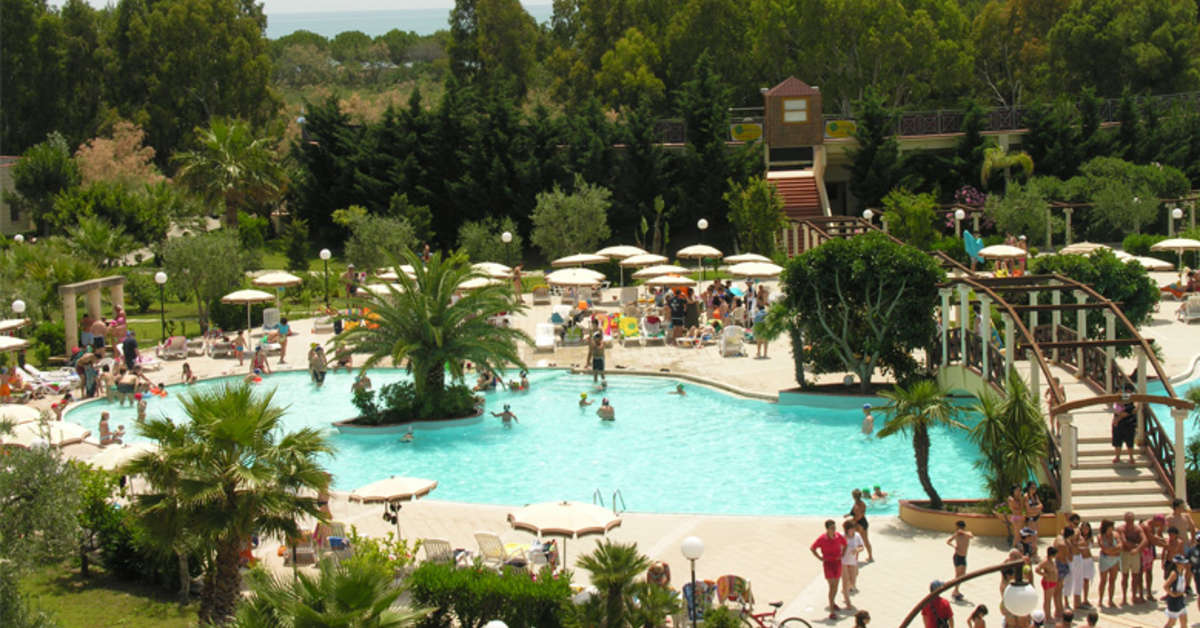 Een foto van het zwembad bij Akiris Resort