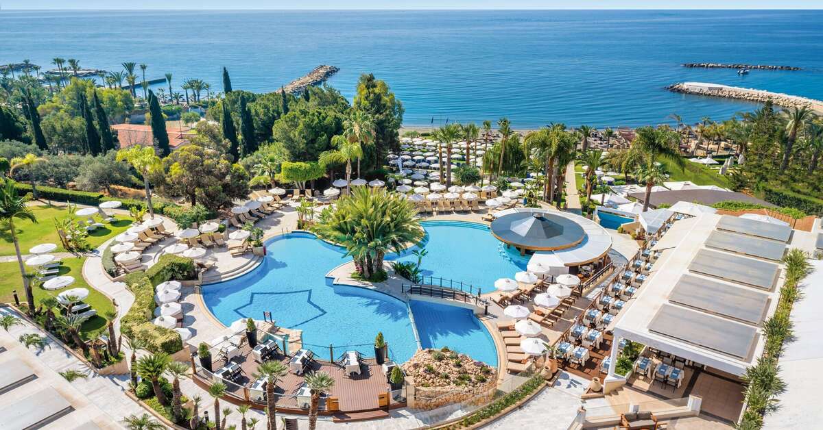 Een foto van het zwembad bij Mediterranean Beach Hotel