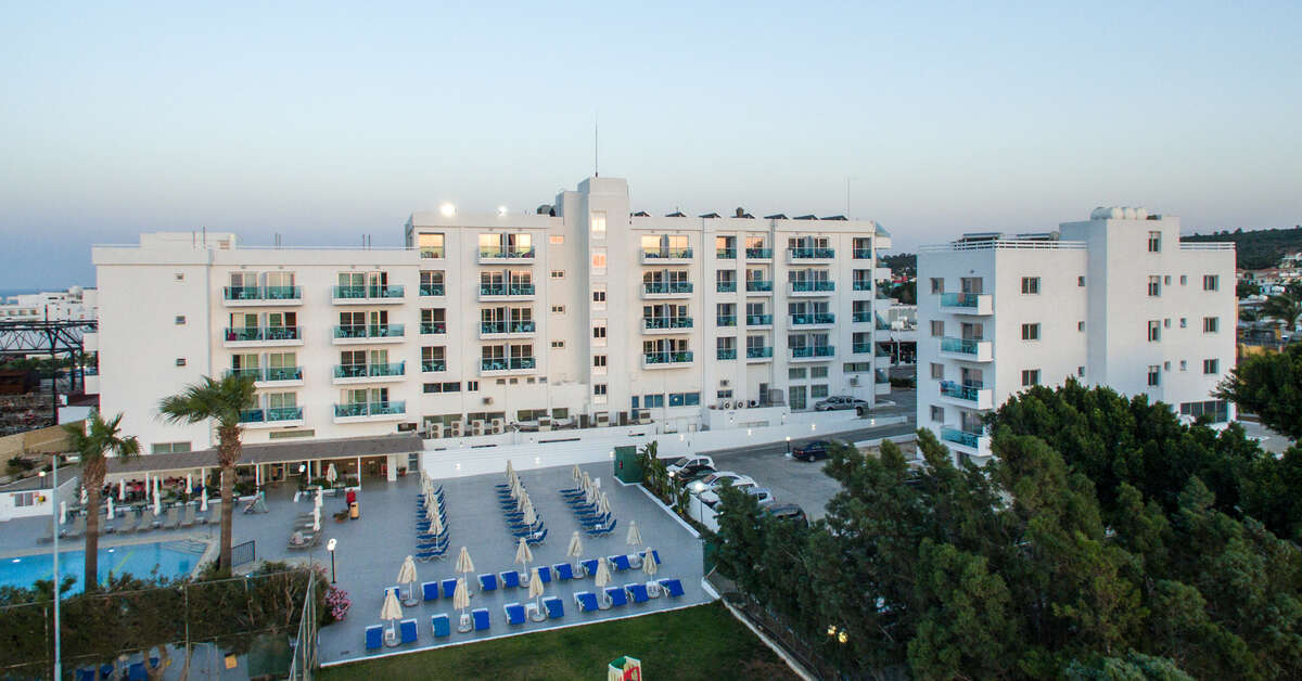 Een foto van het zwembad bij Kapetanios Bay Hotel