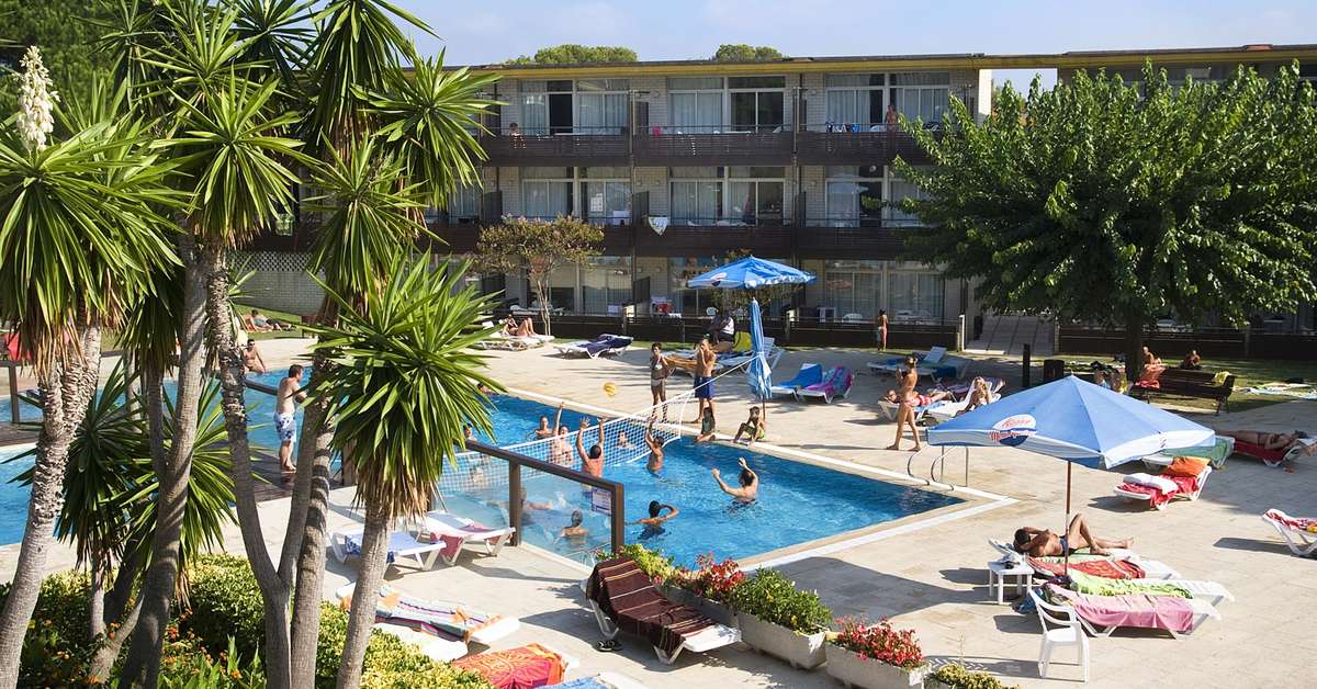 Een foto van het zwembad bij Aparthotel Comtat Sant Jordi