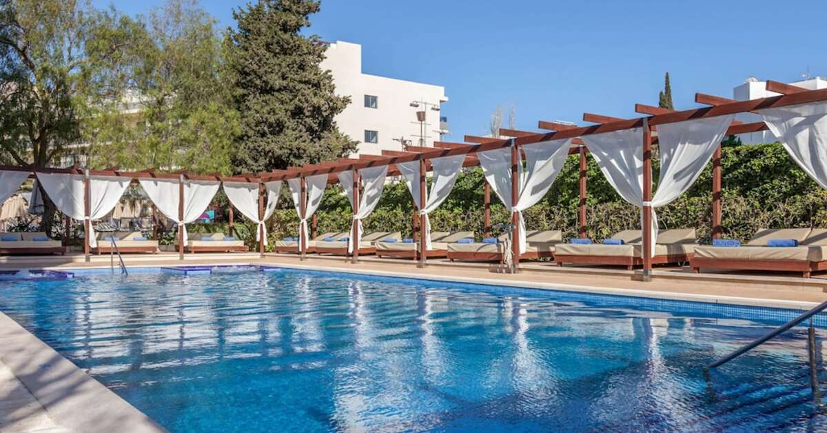 Een foto van het zwembad bij Hotel Zafiro Palmanova