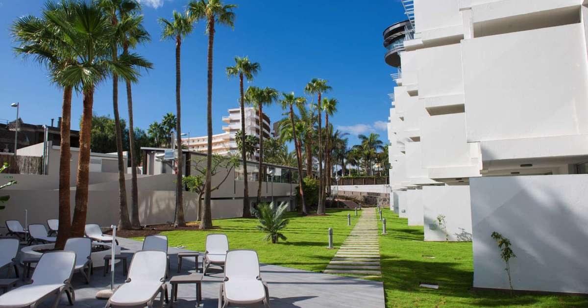 Een foto van het terras bij Appartementen El Palmar