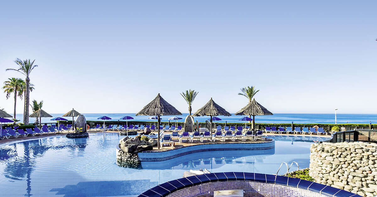 Een foto van het zwembad bij BlueBay Beach Club