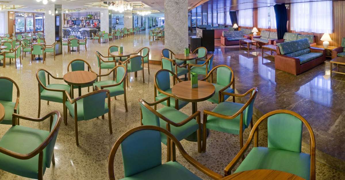 Een foto van het interieur van Hotel GHT Oasis Park & Spa