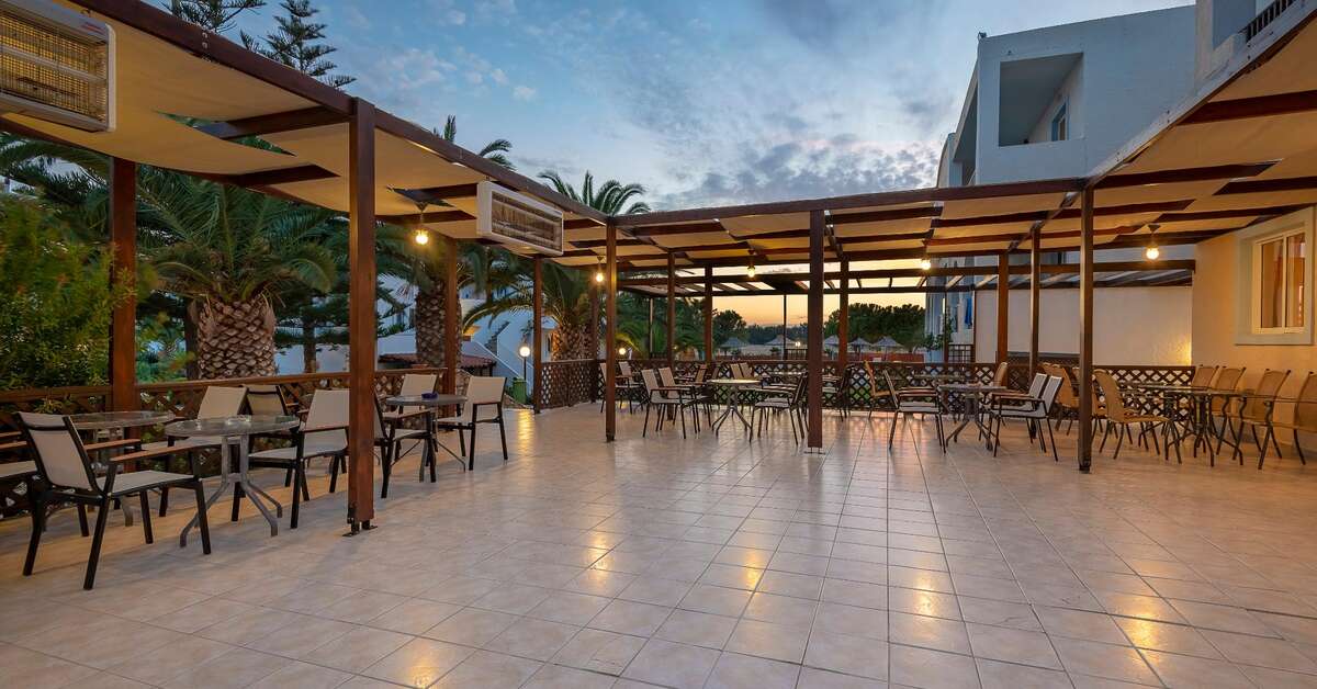 Ein Foto von der Terrasse im Kalimera Mare Hotel