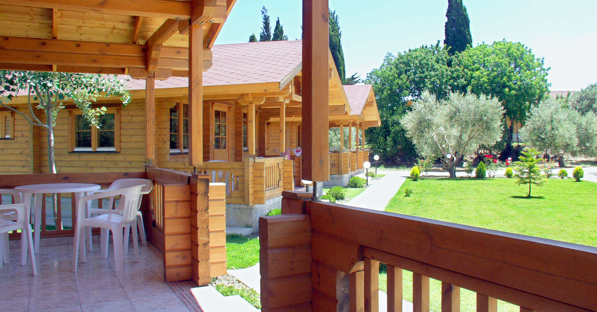Een foto van het terras bij Sandy's Studios & Log Villas
