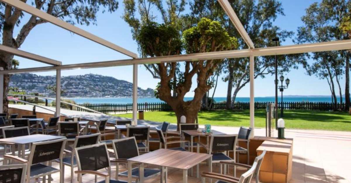Een foto van het terras bij Hotel Roses Platja
