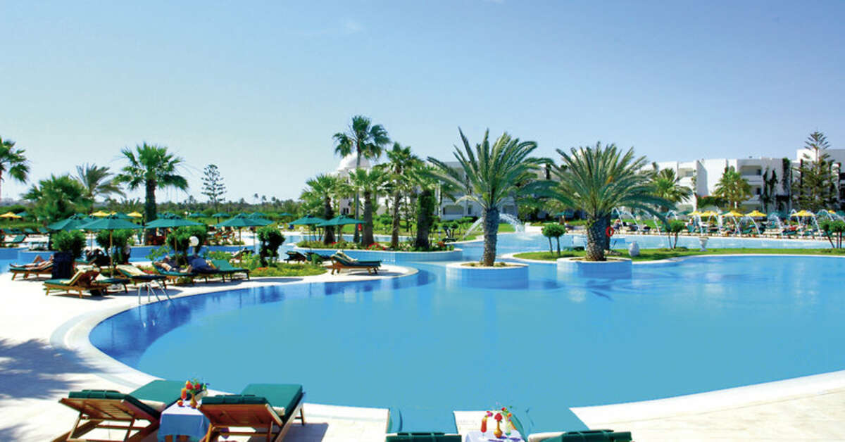 Een foto van het zwembad bij Djerba Plaza Thalasso & Spa