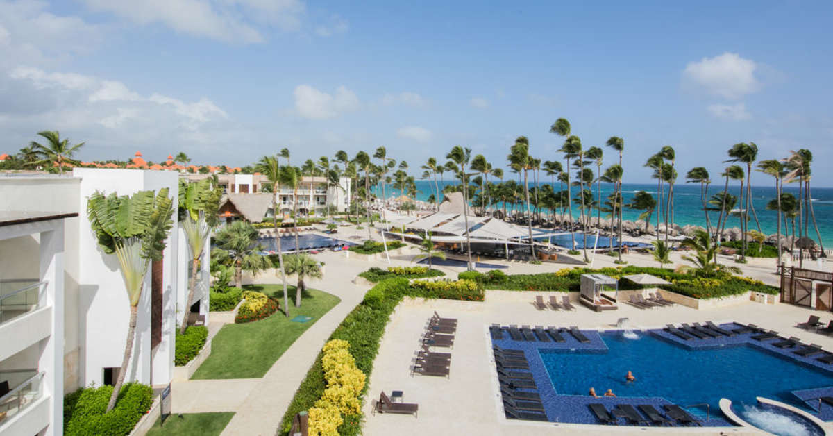 Een foto van het zwembad bij Royalton Punta Cana
