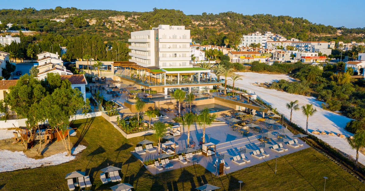 Een foto van de buitenkant van Cavo Zoe Seaside Hotel