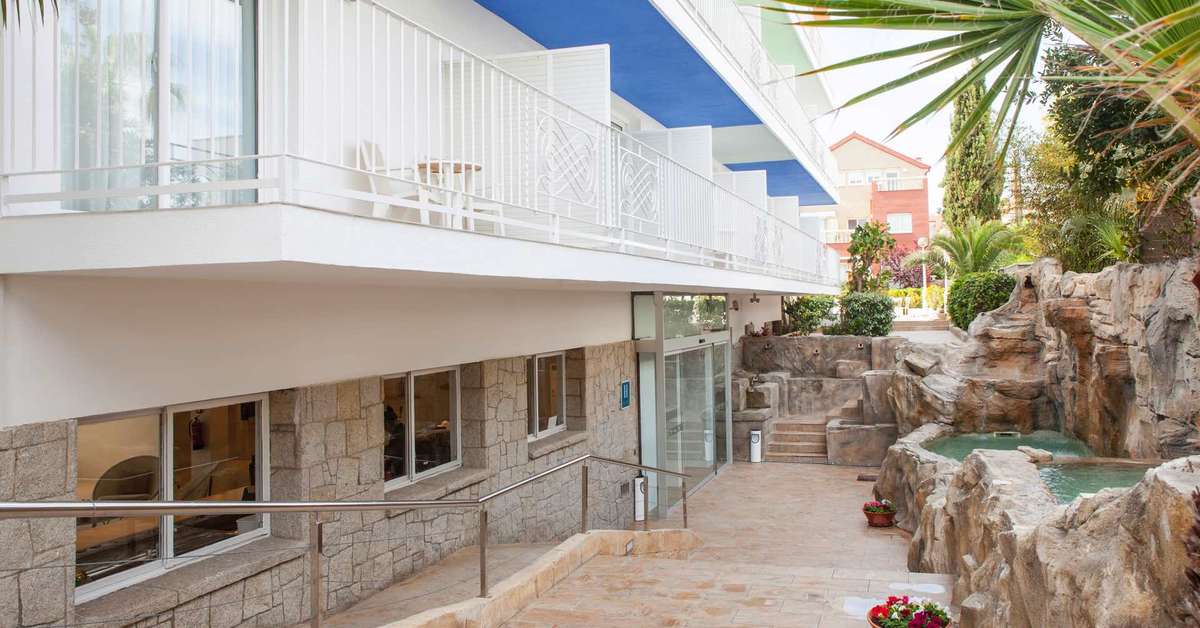Een foto van de buitenkant van Hotel Ibersol Antemare Spa